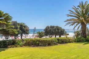 Beachfront apartment with Jacuzzi-Camps Bay